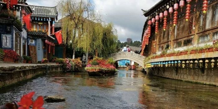 Cobbled Pedestrian Streets and Small Waterways in Lijiang Old Town